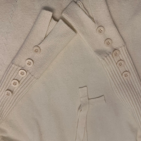 Light weight sweater hoodie perfect for spring - Picture 5 of 7